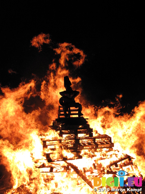 SX16823 Silhouette of guy on top of bonfire